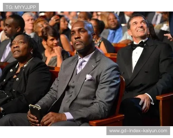 NBA球星女装照引热议:乔丹老奶奶造型尚可,詹姆斯自拍反差最大 NBA球星女装照引热议:乔丹老奶奶造型尚可,詹姆斯自拍反差最大