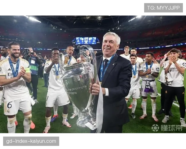 特写镜头:在一次成功的快速反击后,皇马球员安切洛蒂在场边用力挥拳庆祝